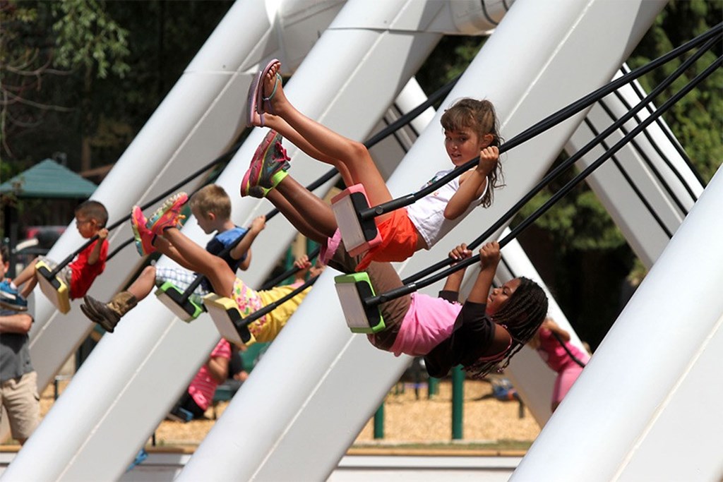славянские качели. качели в парке. поющие качели. веревочные качели. летучие качели.