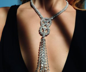 "Endless Knot" necklace in 18K white gold and diamonds - unique piece - Chanel "Flying Cloud" high jewelry collection. © CHANEL Haute Joaillerie