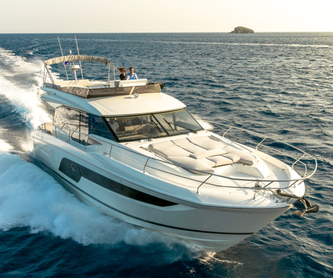 Prestige 590 motor yacht