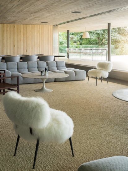 Jungle House - Spacious living room looks out to verdant landscapes