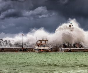 marina-big-waves-under-cloudy-sky-dan-edel-unsplash-660x550