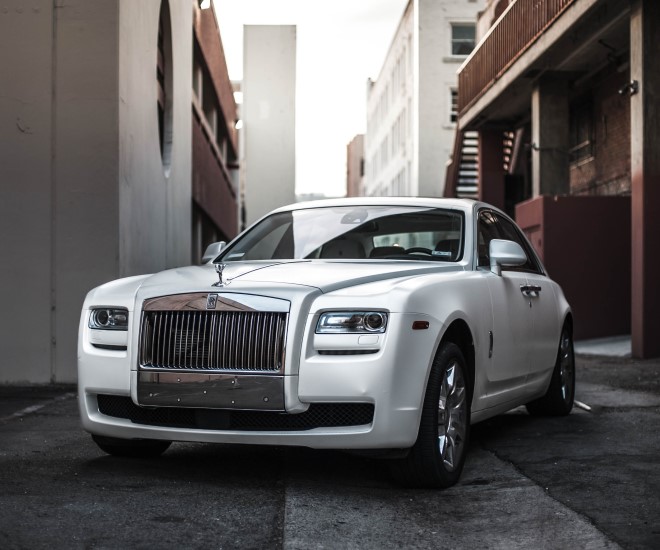 rolls royce ghost in alley