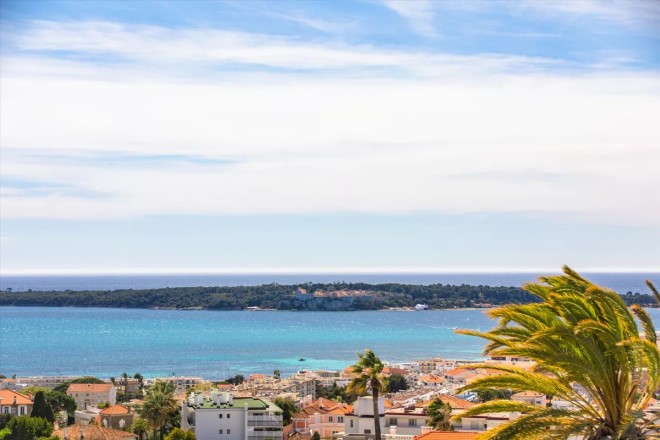 Cannes villa with Mediterranean view