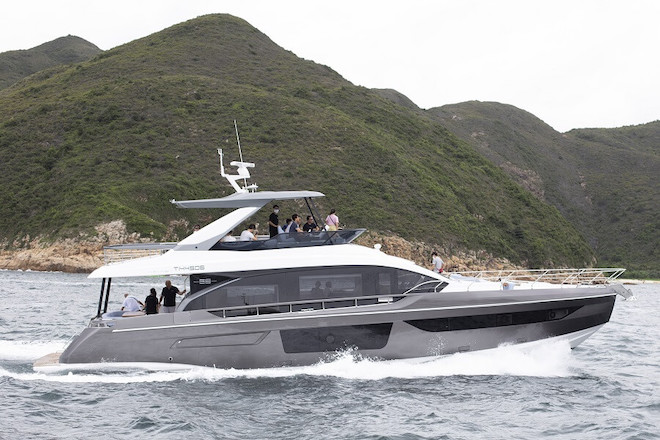 3-Azimut-68-Fly-in-Hong-Kong