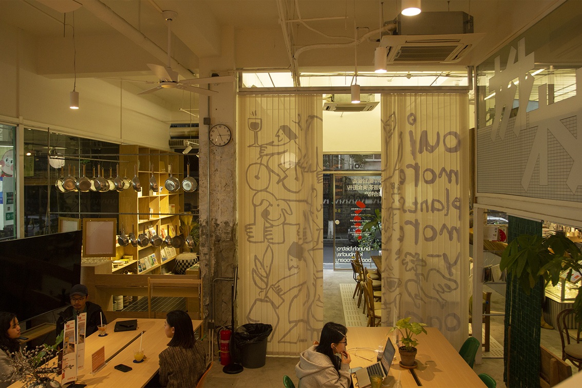 Long benches and tables invite people to mingle. Image: architizer-prod.imgix.net