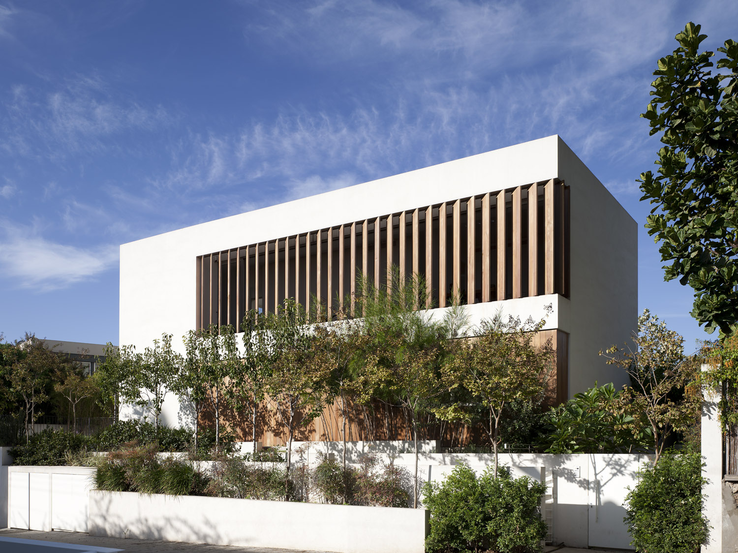 The brise-soleil solution shades windows before sunlight enters the house. Image: Anderman Architects.