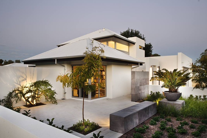 High-albedo paints on the roof can significantly reduce heat from mid-afternoon sun. Image: Houzz.co