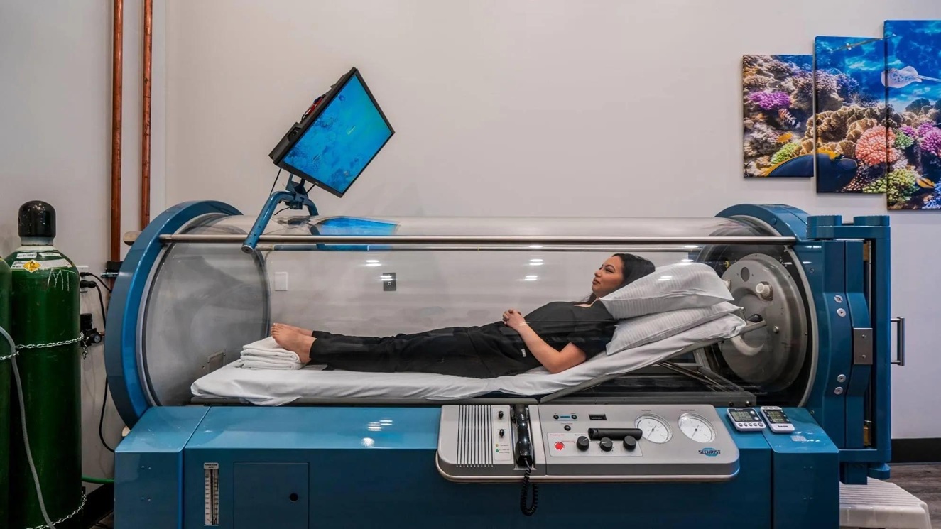 A person being treated in a hyperbaric chamber. Image: Underpressure.com