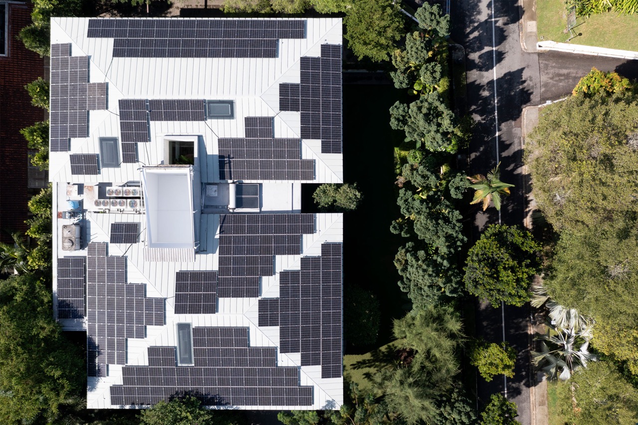 A Good-Class Bungalow in Cluny Hill, Singapore maximises its roof to integrate solar panels. Image: Rezeca.com
