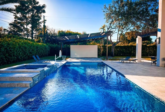 A Miami home has a solar pergola at the pool to capture energy from the sun, which is good for powering outdoor kitchens, garden lighting, and pool equipment. Image: lumossolar.com.