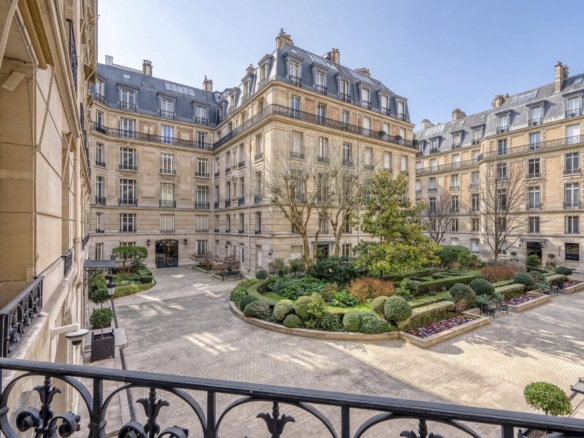 A home in Paris' Gold Triangle means plenty of nearby shops and restaurants to enjoy and pursue the French lifestyle. Image: HomeHunts.